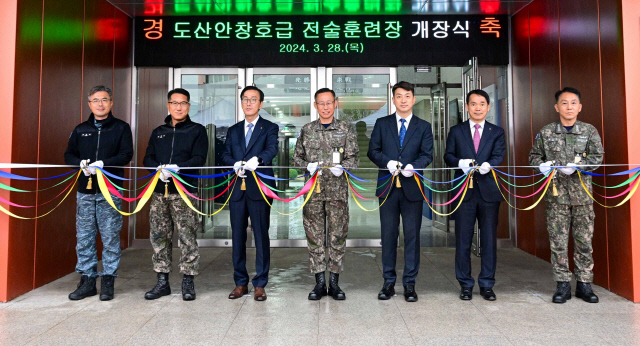 지난달 28일 열린 도산안창호급 전술훈련장 개장식. (왼쪽에서 3번째) 박도현 한화시스템 지휘통제사업부문 사업대표, (4번째) 강정호 해군 잠수함사령부 소장(잠수함사령관). 한화시스템 제공